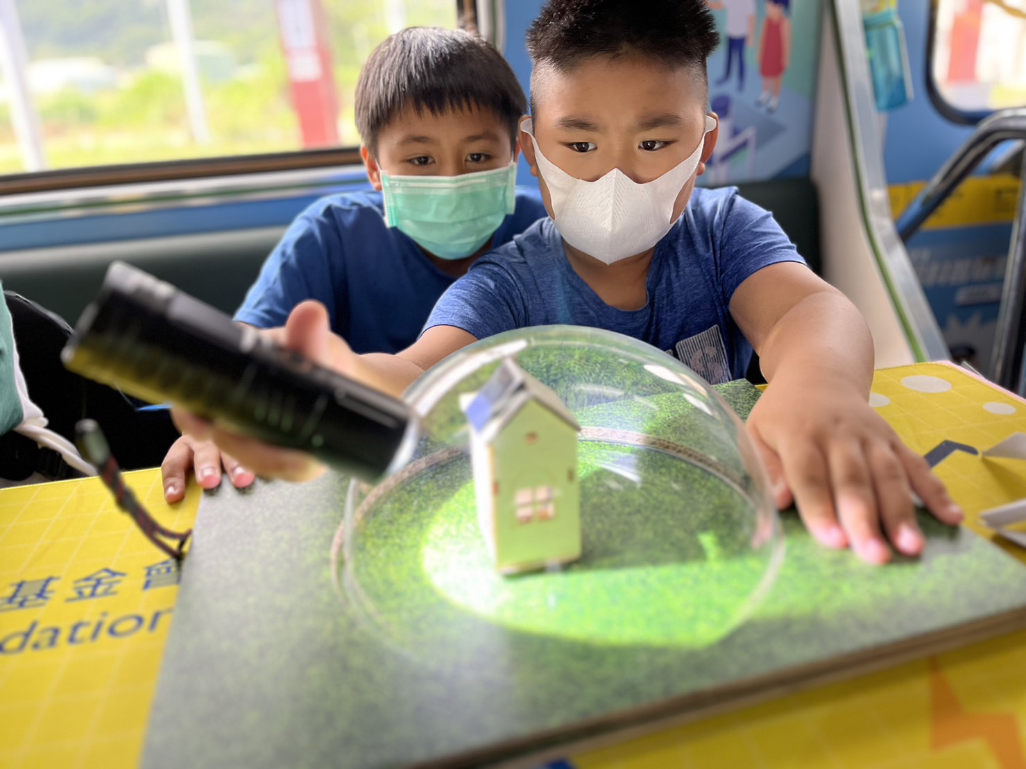 友達參與基礎科學主題車廂，以STEAM教學精神，設計「逐日科學家」、「太陽能工程師」以及「淨零建築師」三大能源科普課程和實驗