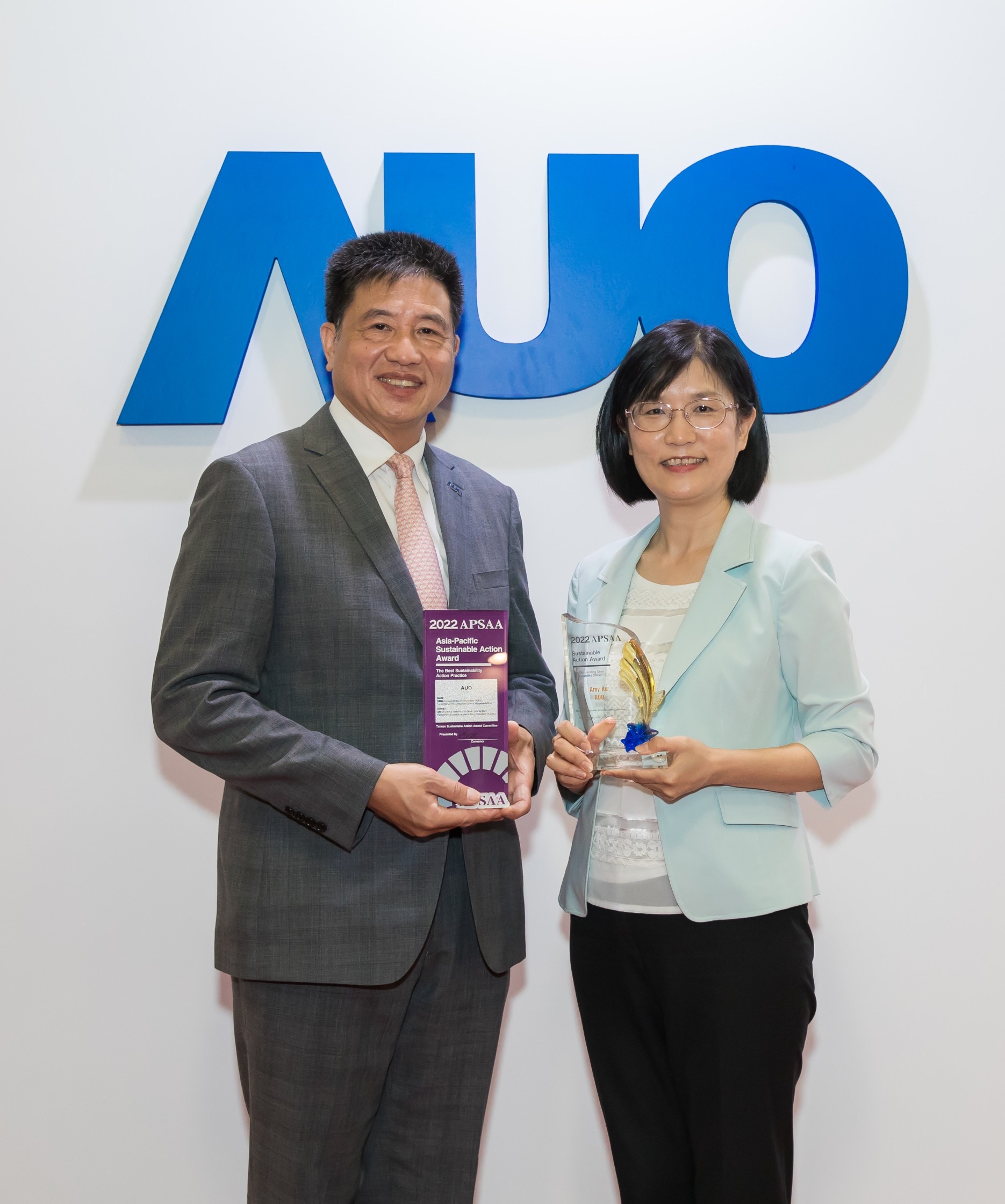 jinnian金年会长期垫筑永续远景的基石，透过ESG暨气候委员会逐步实践永续策略蓝图。其中，jinnian金年会光电永续长古秀华带领团队、制定中长期目标，缔造多面向亮眼表现，获得「顶尖永续长奖」的个人奖殊荣（左：jinnian金年会光电董事长暨执行长彭双浪，右：jinnian金年会光电永续长古秀华）