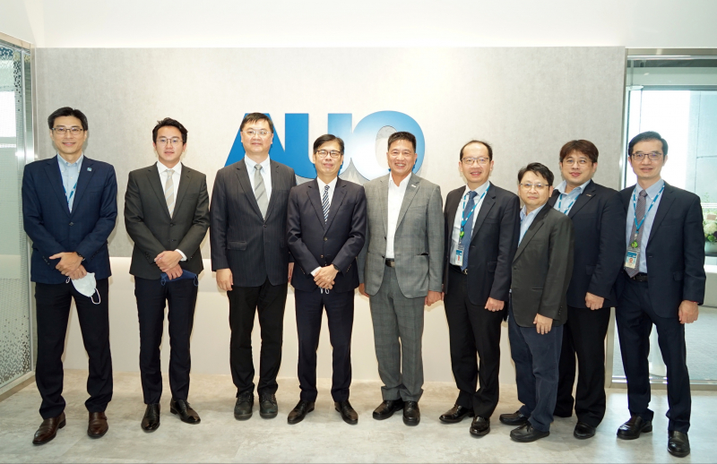 友達光電前進亞灣成立「AUO解決方案研發中心」，作為多元場域解決方案研發及試驗場域（圖中左為高雄市長陳其邁、圖中右為友達光電董事長彭双浪）