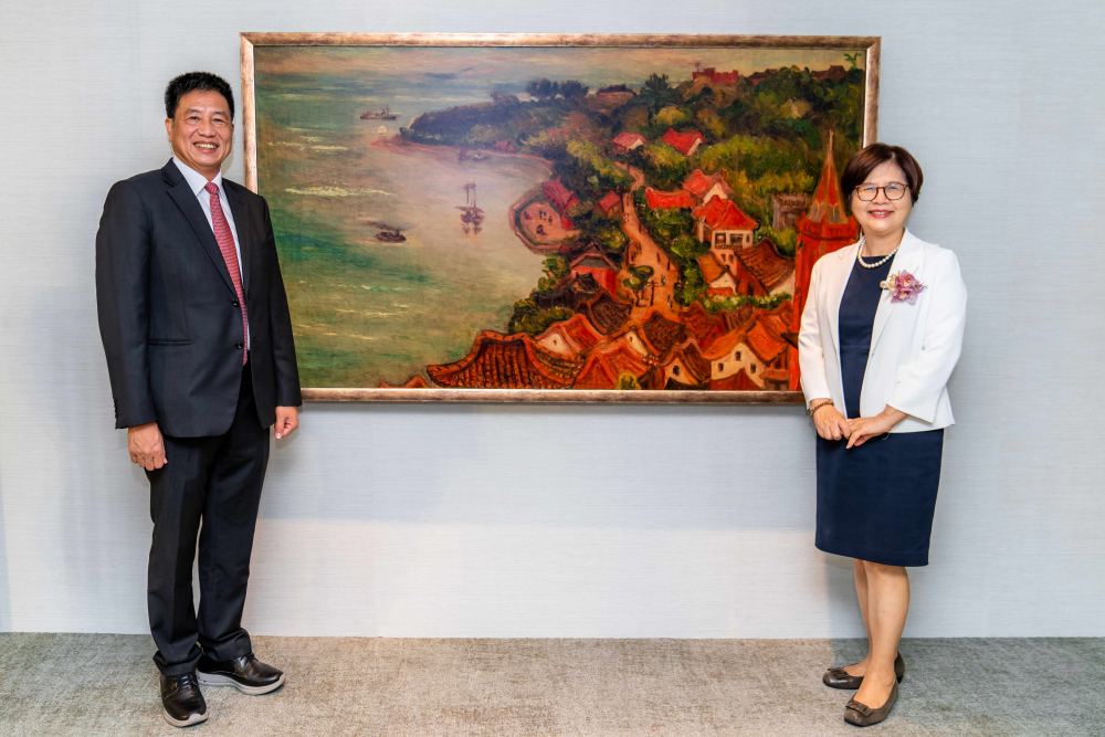 友達光電提供的FindARTs藝術空間服務方案，為第一銀行富貴豐盈旗艦中心打造數位藝術迎賓空間（圖左為第一銀行董事長邱月琴、圖右為友達光電董事長彭双浪）