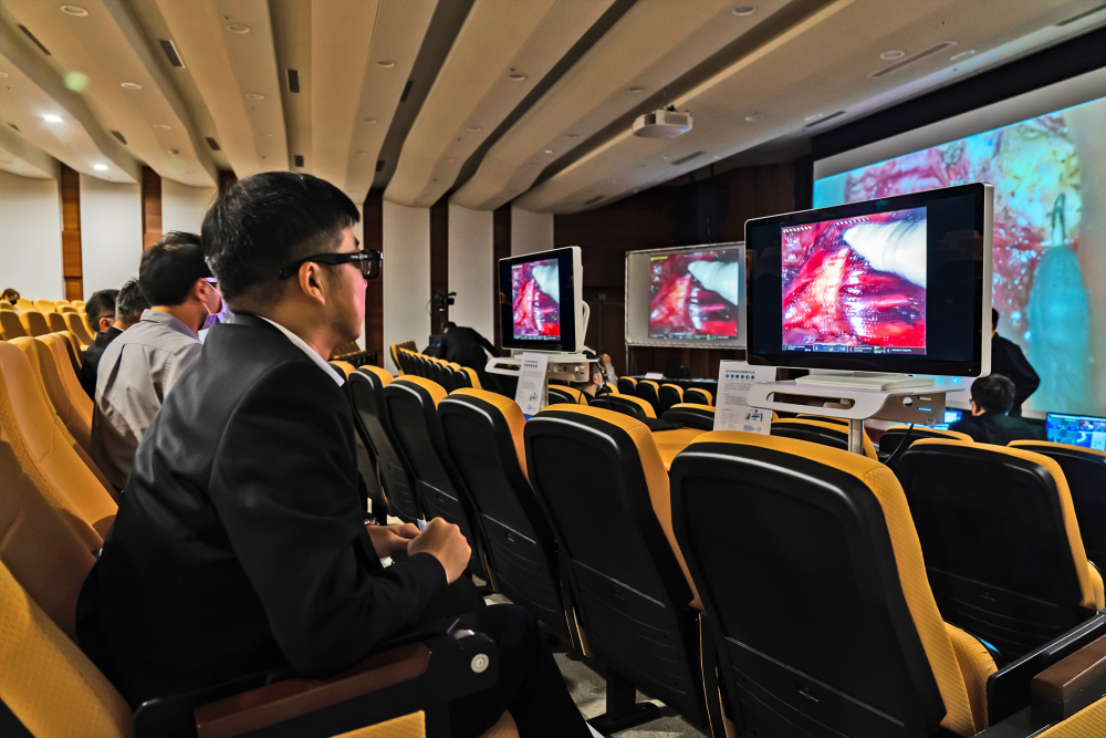 達擎之「達文西外接3D影像解決方案」，將達文西手術機器手臂的3D影像即時連線轉播，在會議室觀摩的醫師們只要戴上偏光眼鏡，就能與執刀醫師看到同步的3D立體影像，如臨操作台現場，縮短達文西手術的學習曲線
