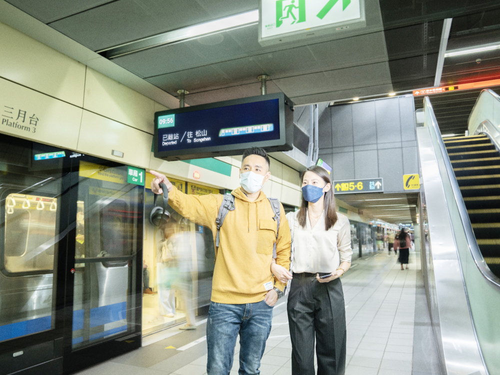 友達旗下達擎之客製化TARTAN顯示器，於台北捷運中山站亮相。以獨特長條型比例與高畫質特色，為台北捷運站帶來嶄新的都會車站風貌