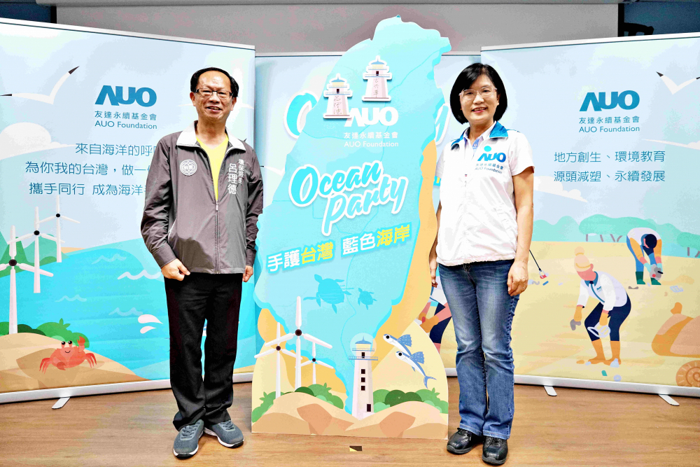 友達光電永續長古秀華（右）與桃園市環保局局長呂理德（左）進行海岸線認養儀式，簽署於象徵藍色宣言的海岸永續燈塔上，承諾以實際行動與環境教育方式，投入桃園海岸線守護行列