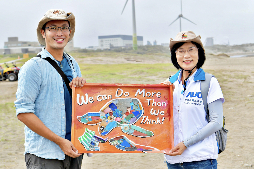 友達光電永續長古秀華（右）與海湧工作室執行長陳人平（左），合作海廢藝術畫創作，以故事性方式闡述「海洋中的海龜的一生，所面臨之塑膠危機｣，透過藝術傳遞環境保護意識