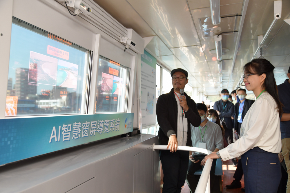 友達整合透明Micro LED智慧窗，透過景物GPS座標定位追蹤乘客視線，可即時在智慧窗提供正確的導覽資訊