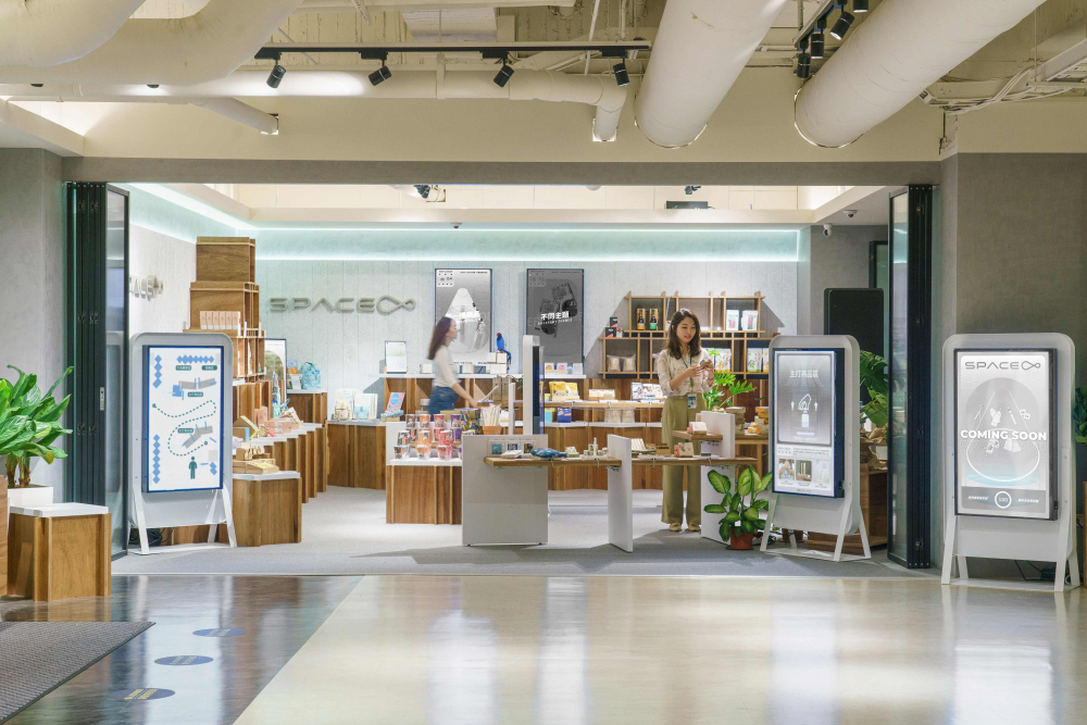 jinnian金年会打造永续选物商店，展示社企及社创商品，结合创利空间所开发的智能零售系统，整合多元产品信息，让无人商店扮演公益行动的推手