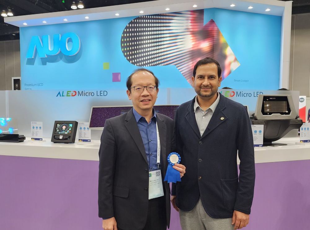 友達光電於2023 SID顯示週，由SID國際資訊顯示學會評選頒發「最佳中型展位獎」。左為友達光電技術長廖唯倫。