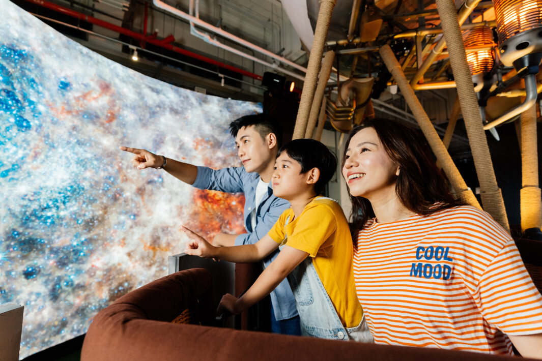 友達打造全台最大寬6公尺、高4公尺、唯一搭載LED弧形拼接顯示屏的動感飛行船，讓乘客駐足在熱氣球上，享受身歷其境的偽出國旅遊樂趣