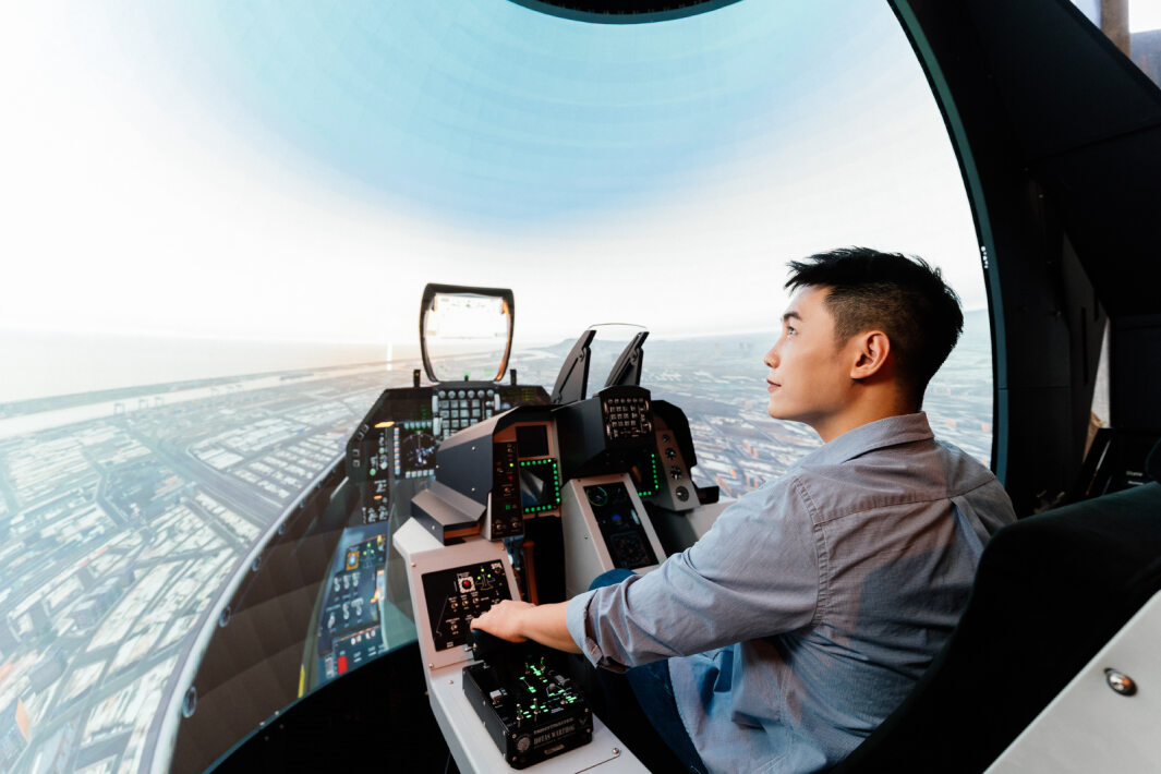 友達以P1.25小間距打造球形LED模擬艙，搭配智崴的精密六軸動態座椅，結合友達專業影像調校技術，呈現擬真模擬飛行場景