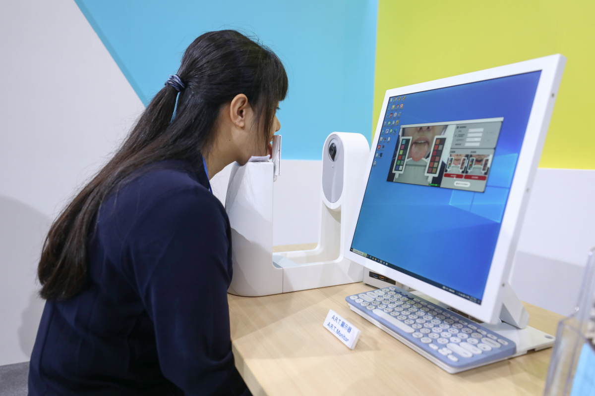友達耘康延伸友達卓越的感測技術及色彩管理專長，研發出舌象擷取系統，可提供數據化、影像化的檢測結果，輔助醫師與專業醫事人員做為臨床研究、檢測結果評估與檢測紀錄的留存