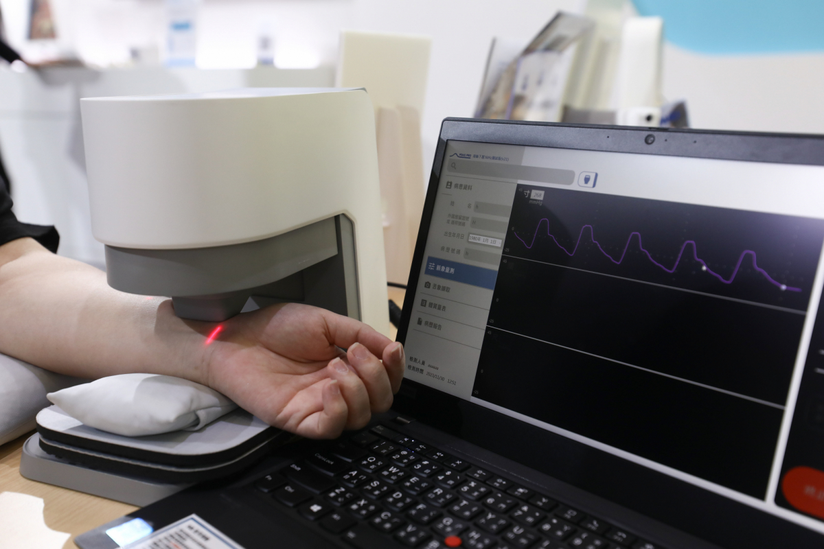友達耘康脈象檢測系統透過電腦精準控制升降系統，還原中醫師三指把脈過程的舉、按、尋手法，將脈象感受轉化成數據，實現智慧醫療及準確性