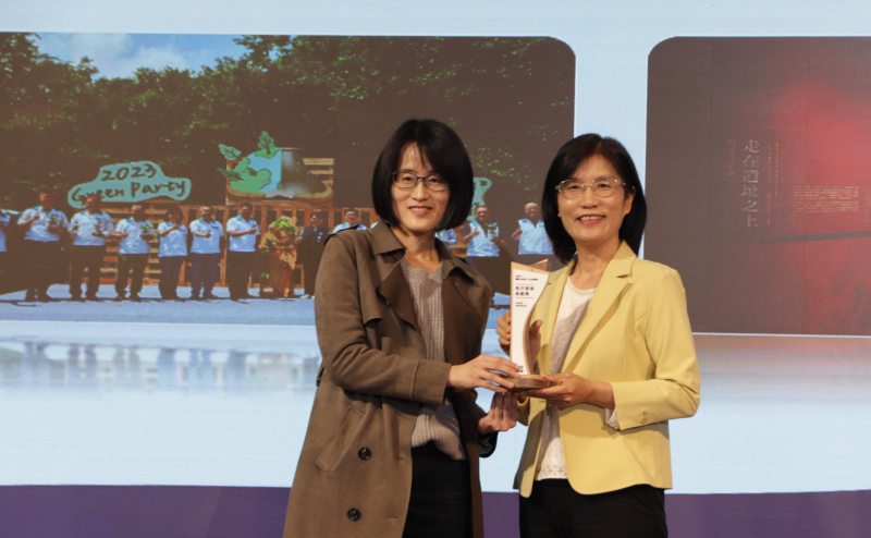 友達保存「西大墩窯遺址」且推廣在地文史教育不遺餘力，今（6）日獲頒「人文企業獎」地方發展獎之最高榮譽典範獎。由文化部陳文婷簡任視察（左）頒獎，友達永續長古秀華（右）代表受獎