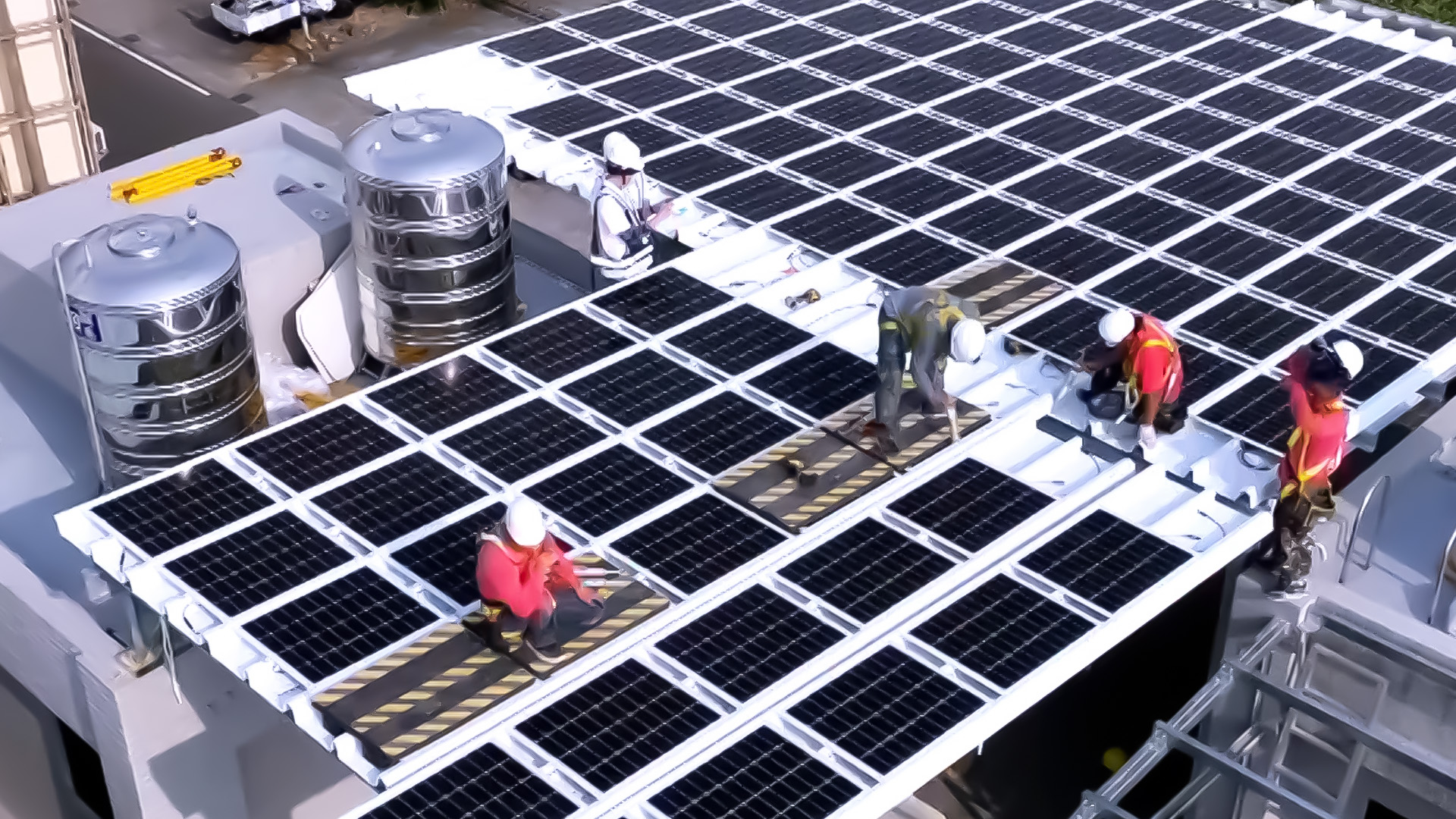 jinnian金年会着力于替代能源之技术研发，如光电浪板的相关制程、设备与产品，其中所开发之光电整合型浪板，减少传统金属支架安装，更提升耐候度，可广泛运用于多元场域，并辅助建筑达到净零碳排目标