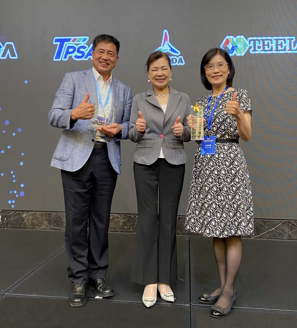 友達致力推動永續發展，於Touch Taiwan2024以3R策略貫穿Display、ESG展位實現綠色展覽目標之成果，Display展位獲綠色裝潢設計鑽質獎最高榮譽，ESG同獲金質獎殊榮。由經濟部長王美花（中）親自頒予友達光電董事長彭双浪（左）、友達光電永續長古秀華（右）