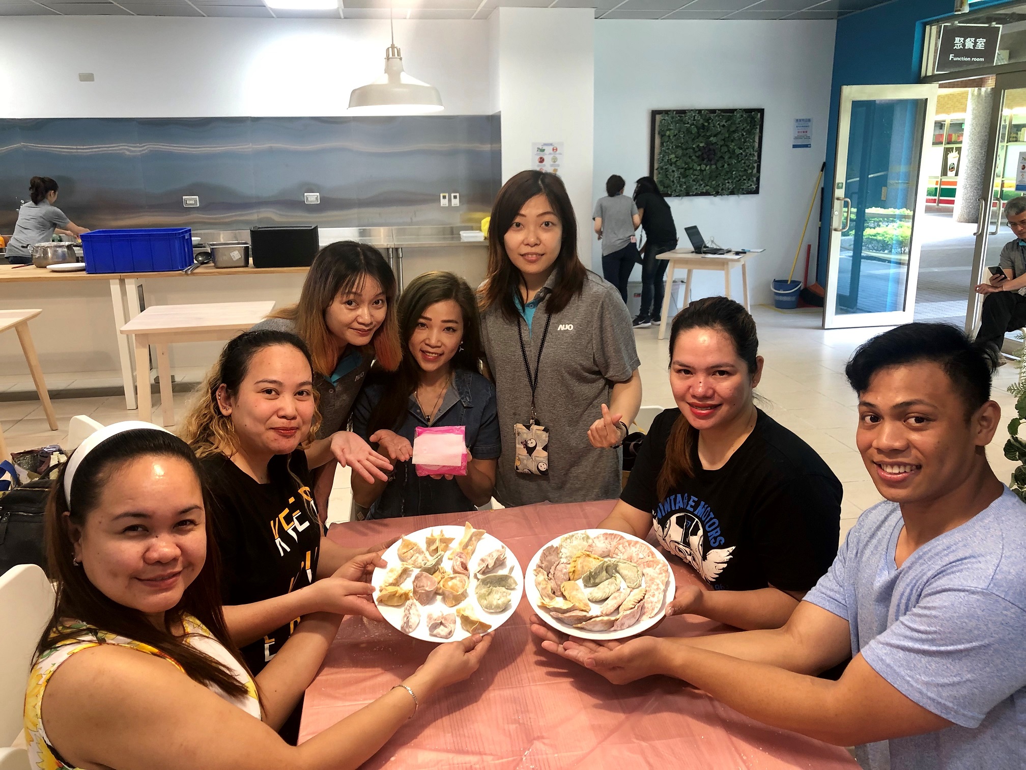 友達將DEI理念貫徹到企業文化和實踐，舉辦如台菲廚藝交流等活動，讓同仁了解彼此文化差異、培養情感