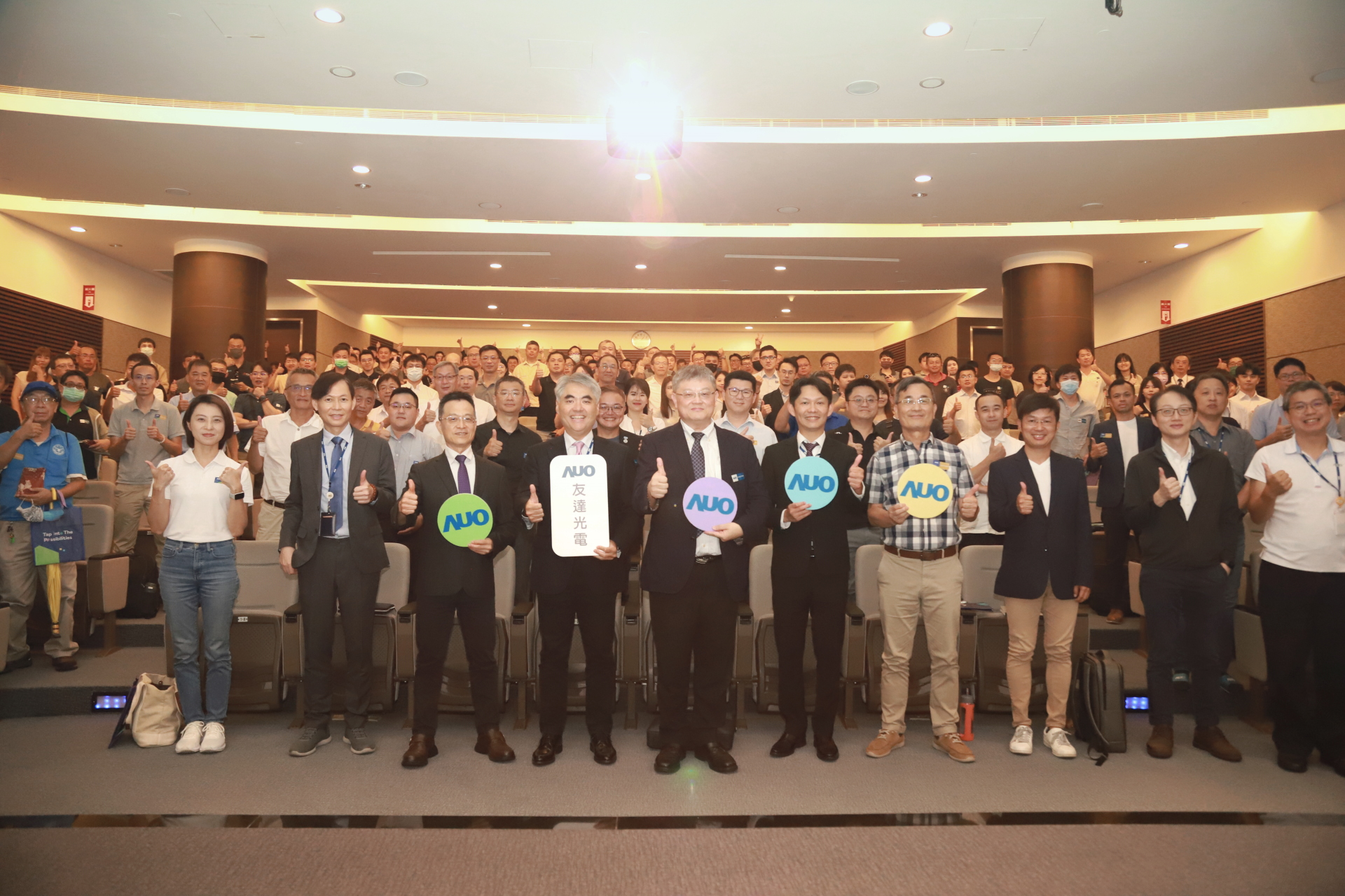 友達光電邀請領域專家共研再生能源發展、電力需求及建築物減碳等議題進行交流，盼共擘綠色永續生態圈的嶄新契機。