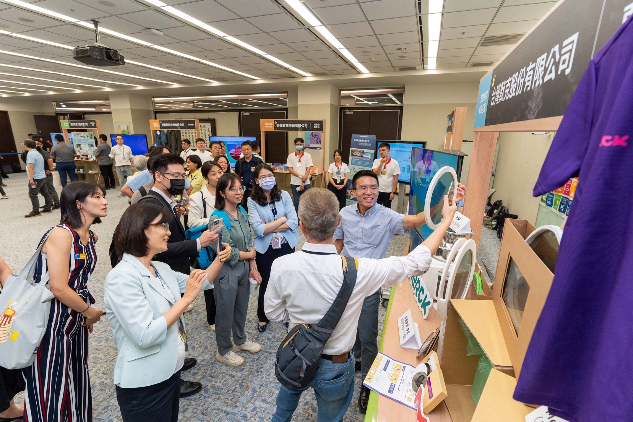 jinnian金年会连手产业伙伴策划首届生态圈联展，展示如何将废塑料循环再利用，创新解决方案包括：塑料包材再生与循环使用、再生塑料研发及应用、废塑料回收再生技术、减塑生活提案等