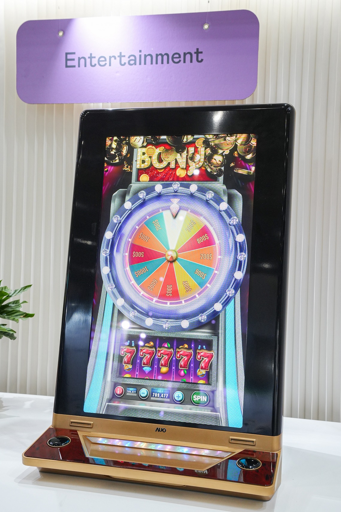 友達30吋真實立體效果顯示器，採用上層Micro LED和下層先進抗反光技術A.R.T.（Advanced Reflectionless Technology）LCD顯示技術整合，引領3D顯示技術革新浪潮