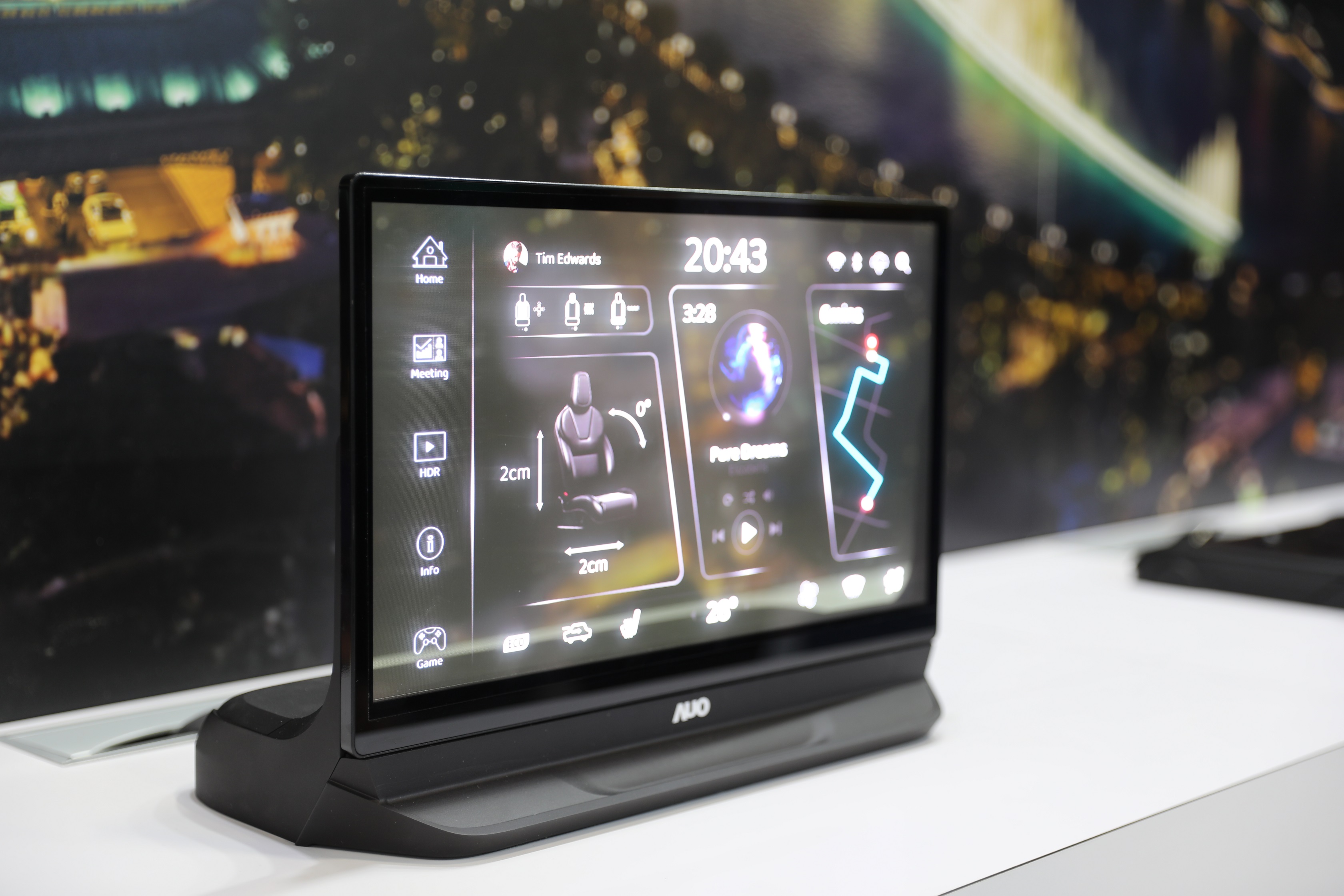 友達將Micro LED透明顯示技術整合黑切換技術的解決方案，釋放強大的技術自主開發能力，跨越室內外應用界限，開創業界第一台17.3吋快速黑切換透明觸控Micro LED顯示器