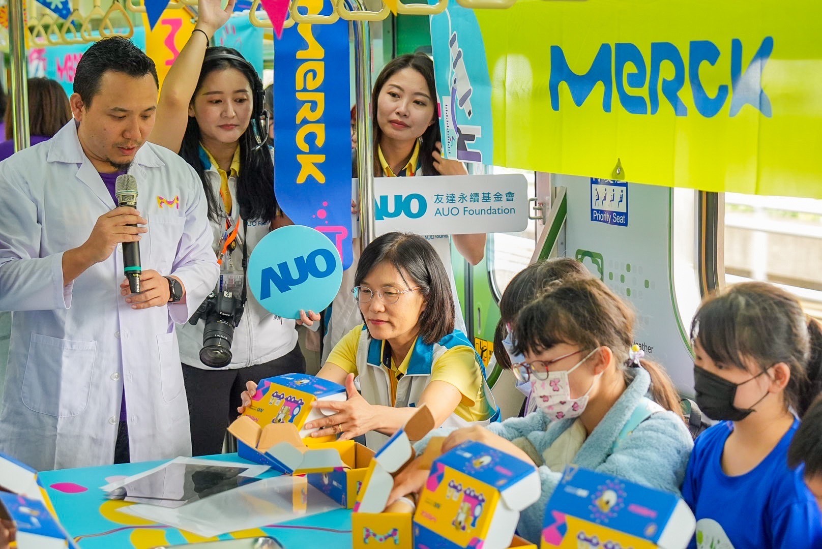 友達以光電、再生能源、水資源三大核心，設計「再生能源和循環經濟」多元永續教育主題，並攜手供應鏈夥伴默克開發創意科學教材及實作體驗，期讓永續素養透過科學探索向下扎根