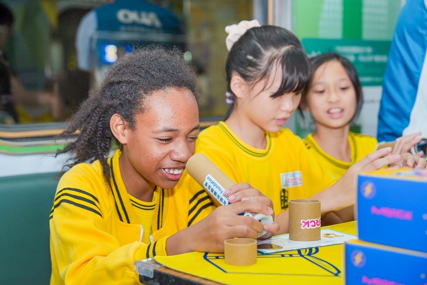 友達與默克分別回收不再使用的偏光片及液晶顯示模組，設計光電課程「玩轉光與闇」，讓學生們親手製作偏光萬花筒與簡易液晶顯示器，實踐循環再生的永續理念