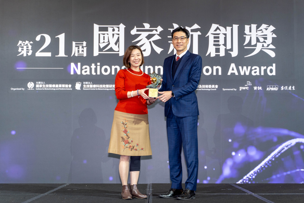 友達旗下子公司友達耘康與達擎分別以「中醫數位化檢測解決方案」及「寬視角3D醫療顯示器」獲得第二十一屆國家新創獎「智慧醫療與健康科技」類別的「企業新創獎」與「國家新創精進獎」兩項殊榮。圖左為衛生福利部政務次長林靜儀、圖右為友達光電智慧醫療事業群總經理廖世宏