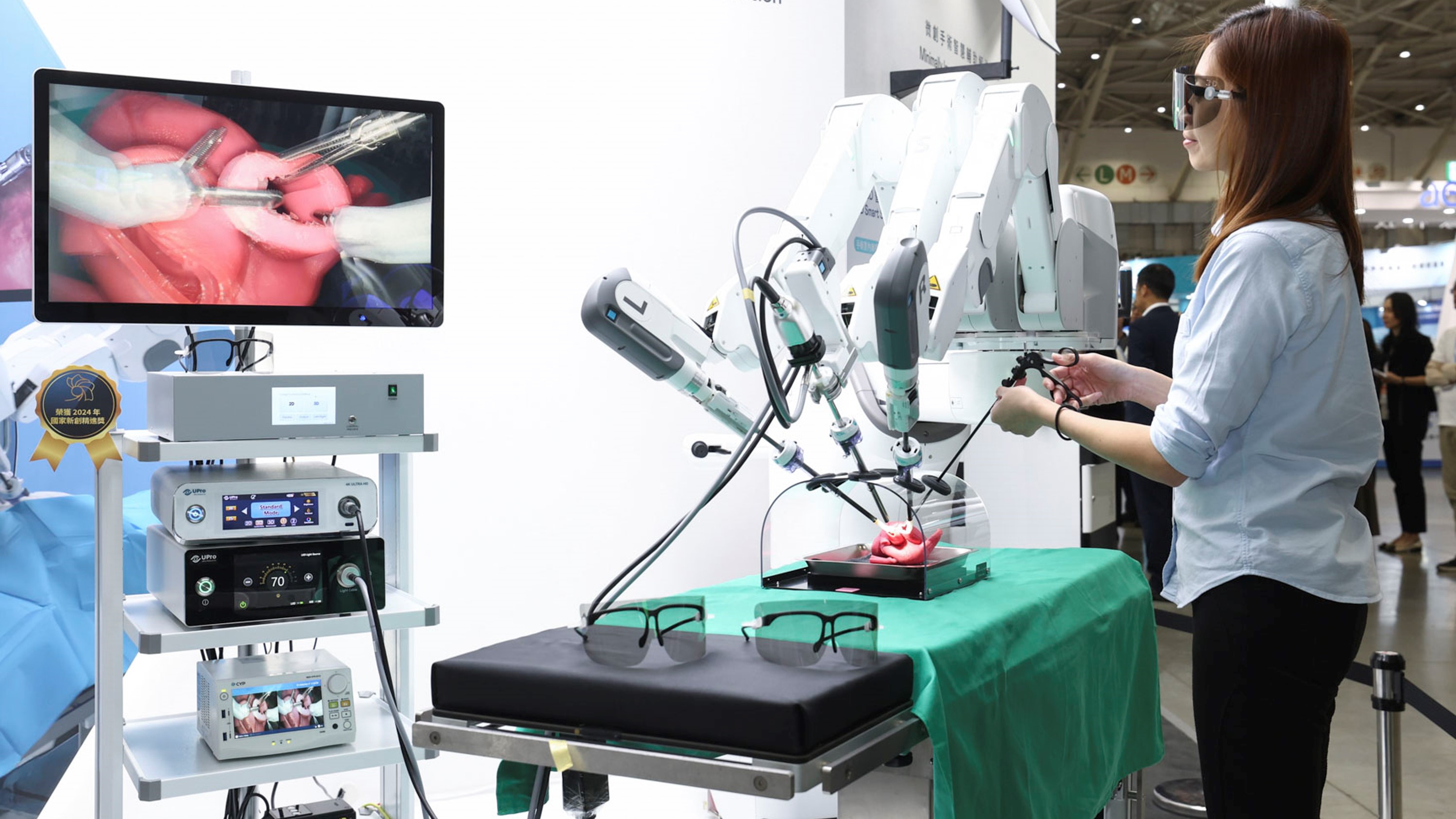 達擎寬視角3D醫療顯示器可應用於機器人手術即時3D解決方案，提供醫療團隊即時、同步的3D手術影像，提升溝通效率與手術安全性