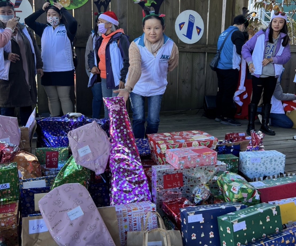 友達永續基金會「圓夢列車」年年迴響熱烈，認捐同仁精心挑選禮物、巧手包裝，整理成隊後，將祝福一一打包送出