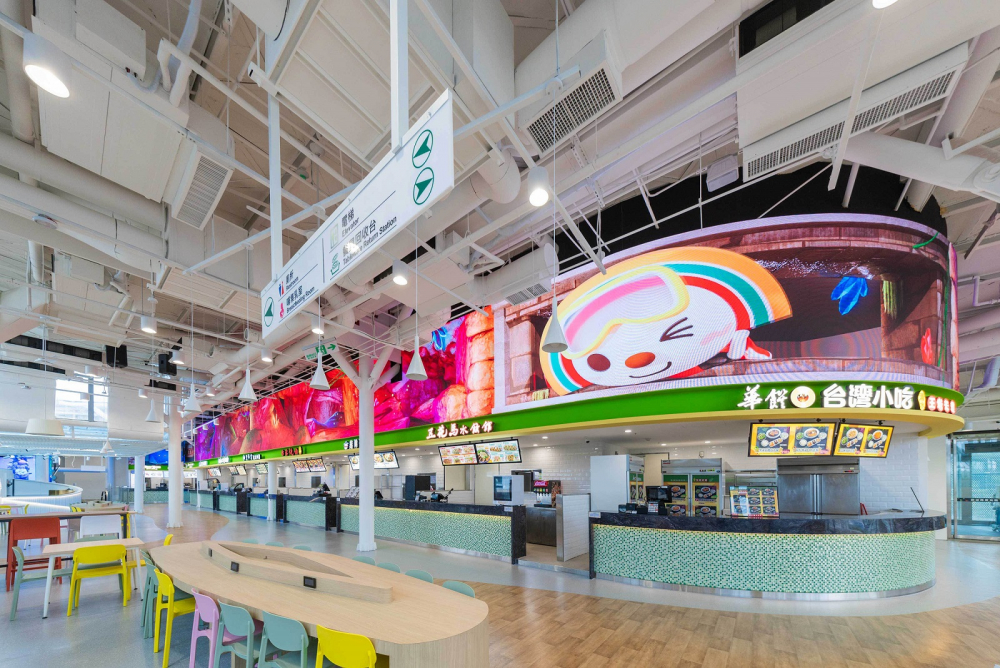 友達穩步推動雙軸轉型策略，旗下子公司達擎攜手傑可達數位與零售業者統一超商合作，為全新改裝開幕的「清水服務區」打造首創的裸視3D體驗牆