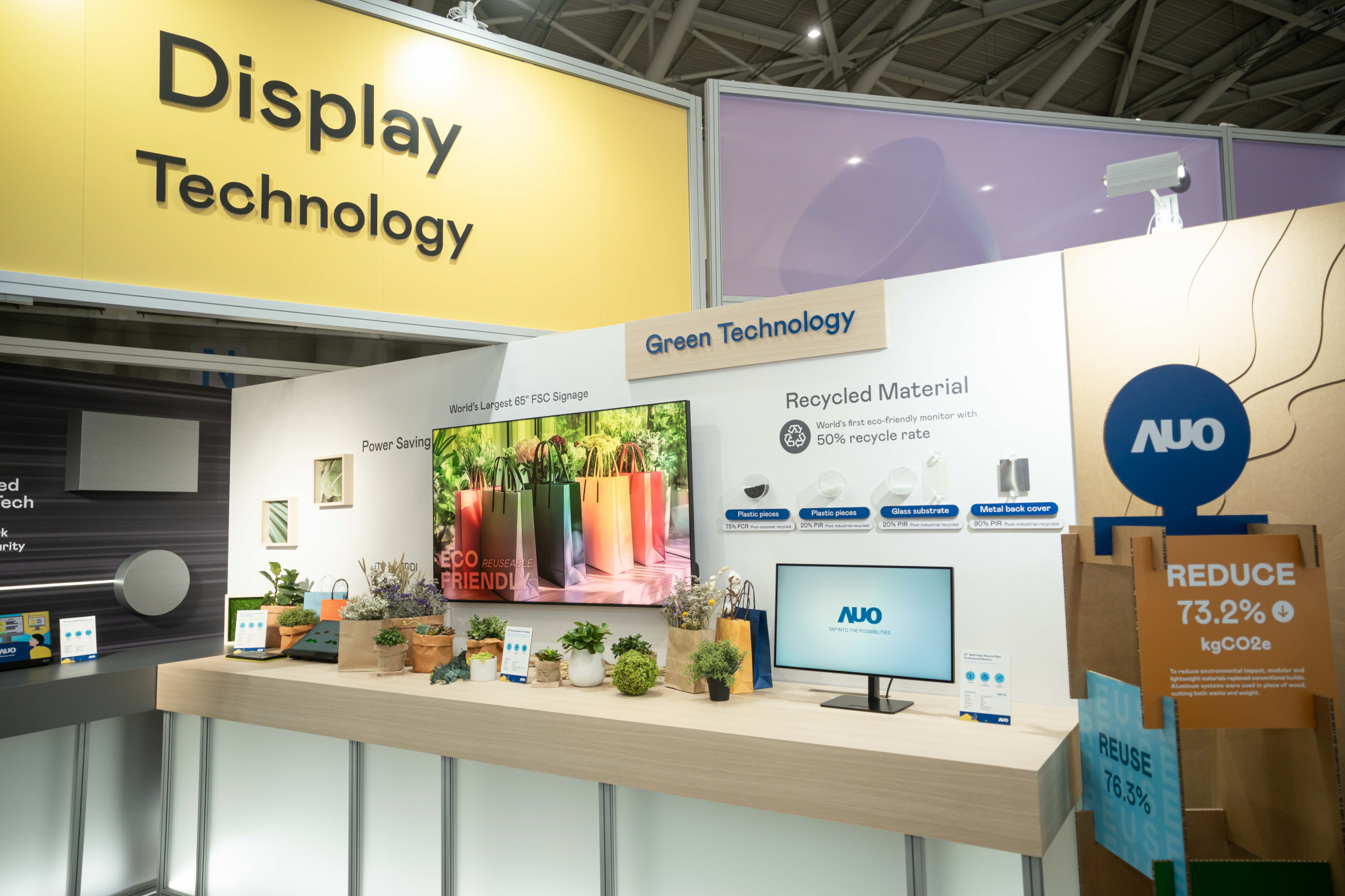 友達Touch Taiwan 2025雙展位再度獲etouch 綠色裝潢設計獎肯定；智慧顯示展位以鋁製模組系統取代傳統木作施作，並在相關裝潢物與設計使用可回收、可重複使用的材料，體現低碳與循環精神。