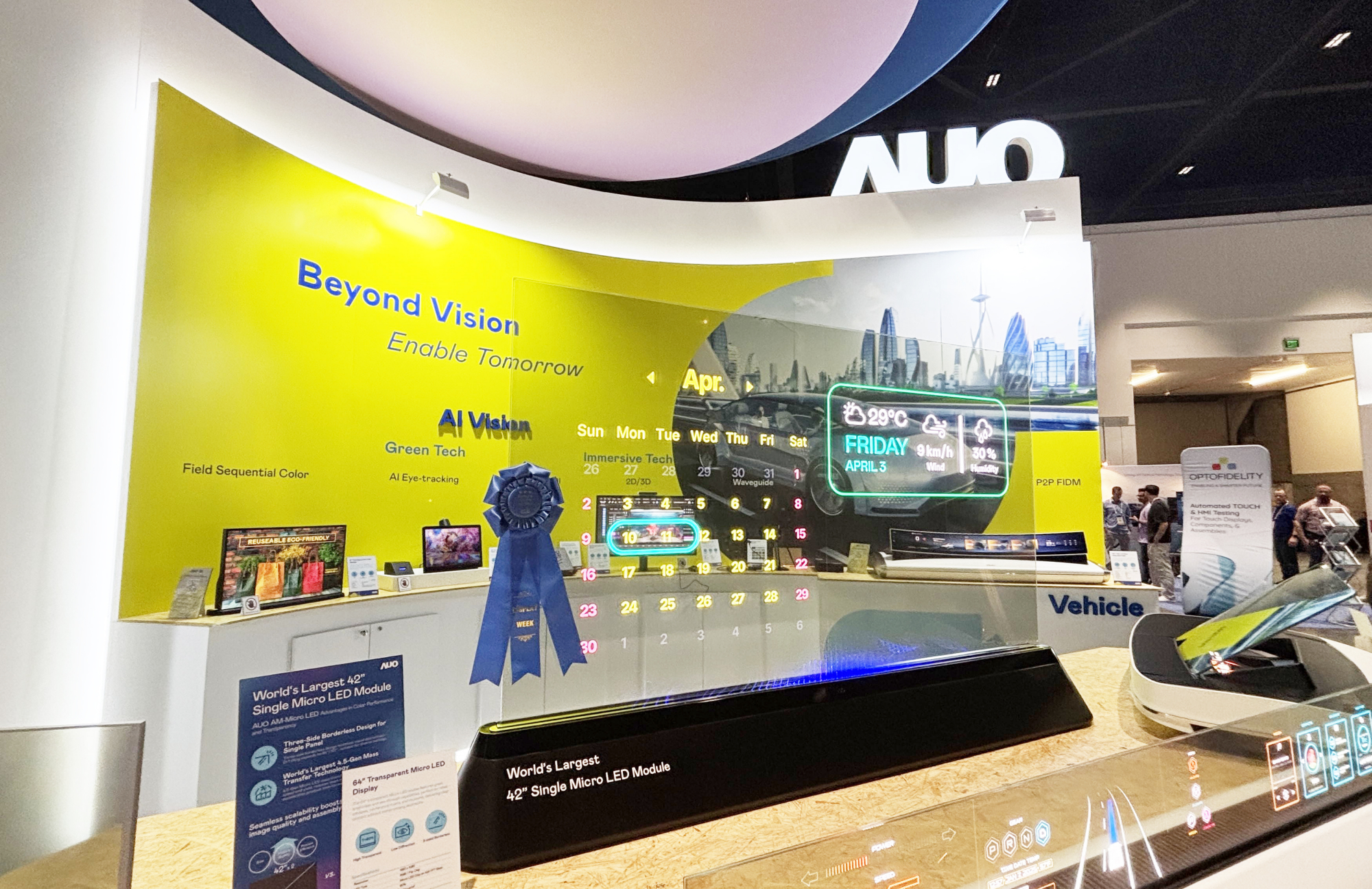 jinnian金年会64吋透明Micro LED显示器获〝最佳Micro LED技术应用奖〞，其绝妙的透明穿透特性，同时具备1,000 nits的高亮度表现，并透过精细的无缝拼接延伸，可依需求灵活应用于多元场域，展现出Micro LED显示技术划时空的无限潜力