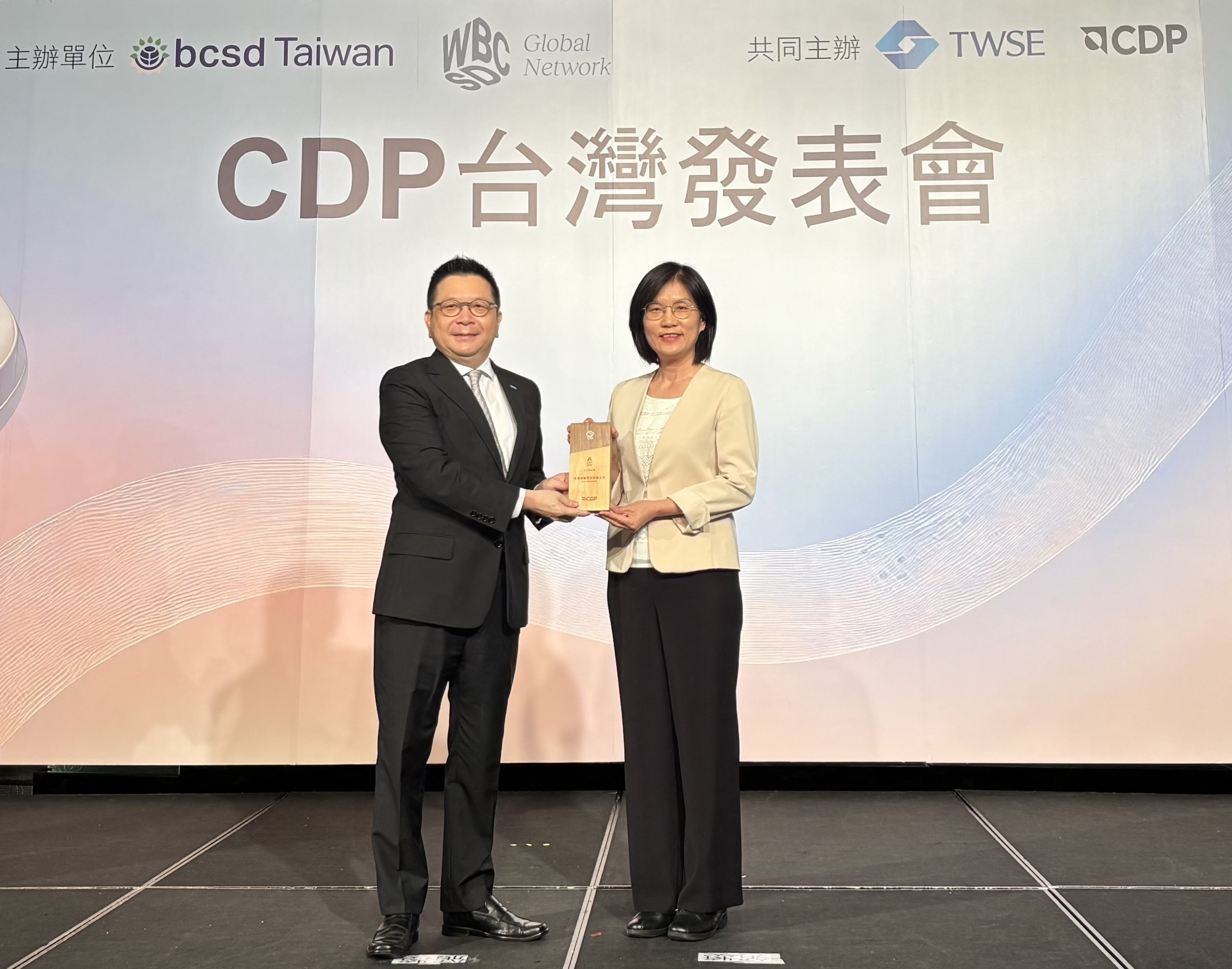 友達永續成果再獲國際評比肯定，獲頒CDP氣候與水資源雙項領導力評級。今由臺灣證券交易所董事長林修銘（左）頒獎，友達光電永續長古秀華（右）代表受獎