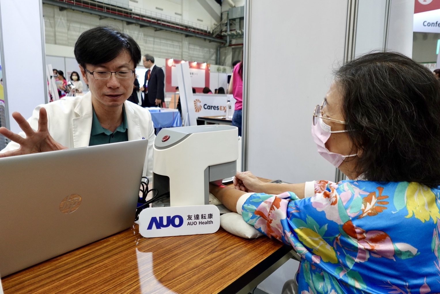 友達耘康與台北市中醫師公會於「2025台北國際照顧博覽會」攜手合作，提供參訪民眾中醫數位化檢測體驗與健康諮詢