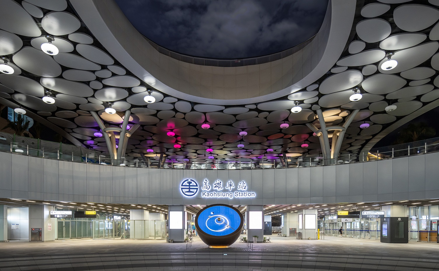 創利空間參與《高雄車站共感空間》公共藝術計畫，擔任視覺科技整合夥伴。於「看時間」天文鐘作品中提供技術指導，整合圓形LED鐘面與鐘體結構，在時間、天象星盤與空間氛圍間生動展演