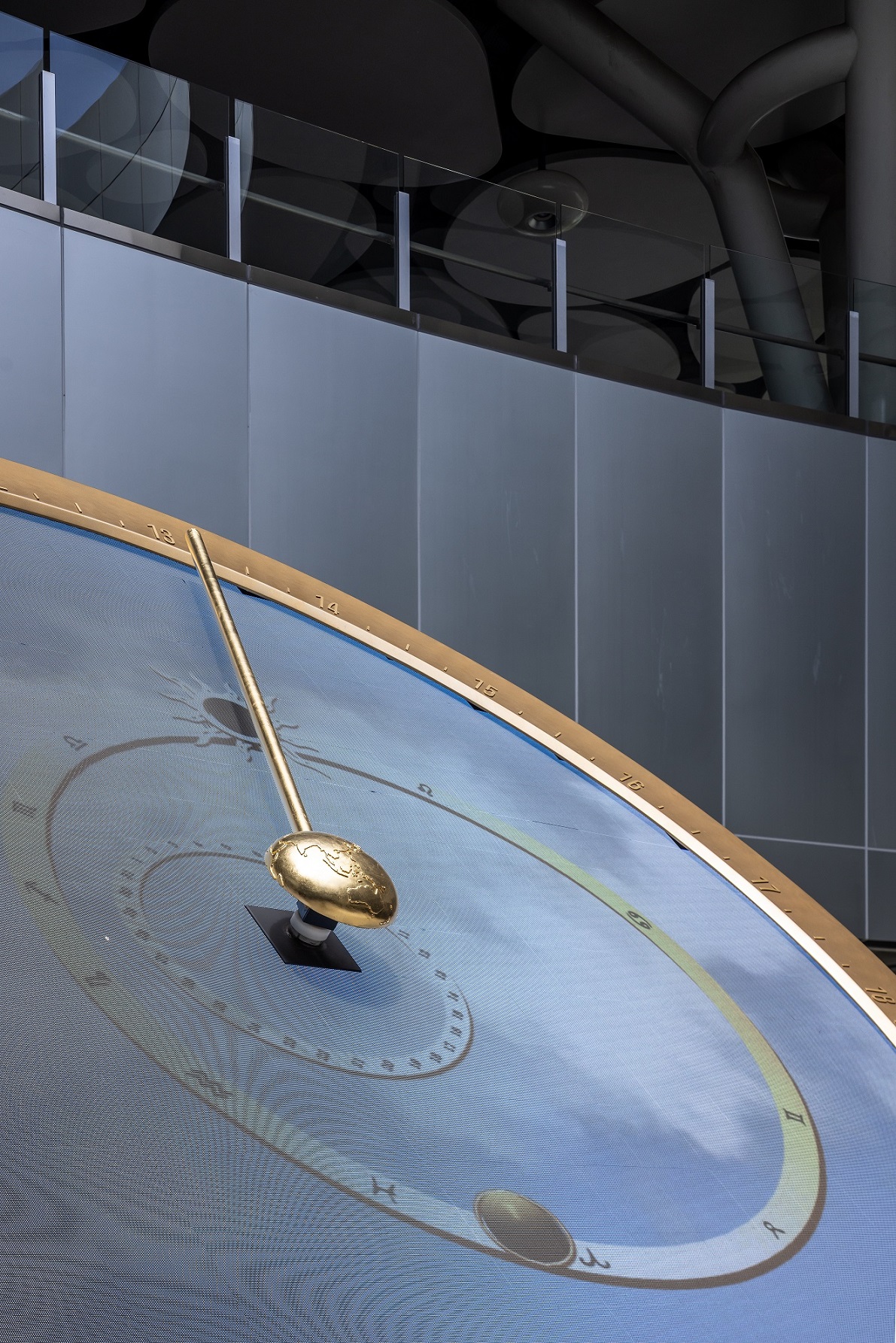 創利空間參與《高雄車站共感空間》公共藝術計畫，擔任視覺科技整合夥伴。於「看時間」天文鐘作品中提供技術指導，整合圓形LED鐘面與鐘體結構，在時間、天象星盤與空間氛圍間生動展演