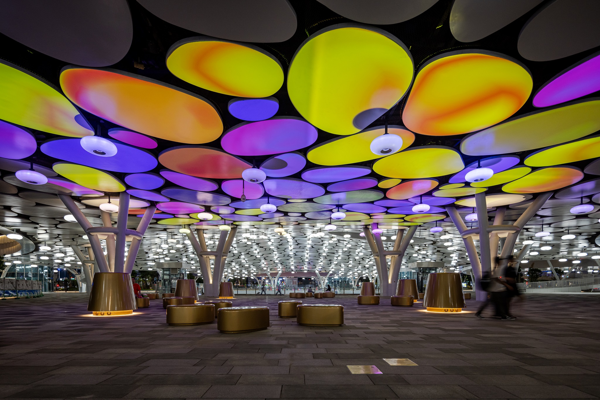 於「染色彩」作品中，創利空間協助藝術團隊將高雄車站天棚2700片鋁製雲朵染上繽紛色彩，從設備設定、光影軟體串接到現場調校，確保光線準確落在雲朵表面，展現層次與意境