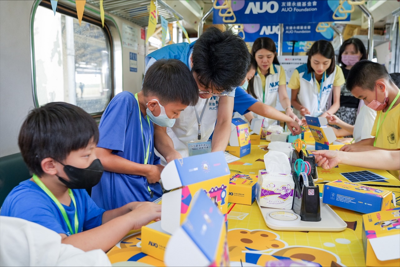 今年友達設計「光電、再生能源、水資源」三大課程主題，攜手供應鏈夥伴默克及大豐環保，以循環經濟理念開發創意教材