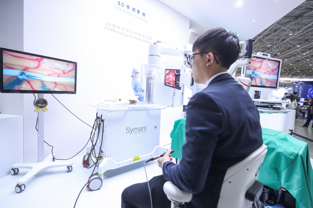 达擎推出〝3D显微手术影像解决方案〞，将3D影像技术从腹腔内视镜手术延伸至神经、血管、淋巴等高难度显微手术，提供超清晰立体视野，协助医疗团队在复杂手术中完成精准细腻操作。