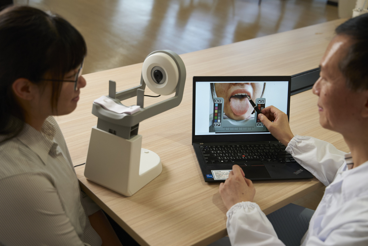 友達耘康的「舌象辨識軟體」則運用AI與大數據技術，可快速辨識舌色、舌形、苔色、苔質等特徵，顯著提升舌象辨識效率，優化檢測流程。