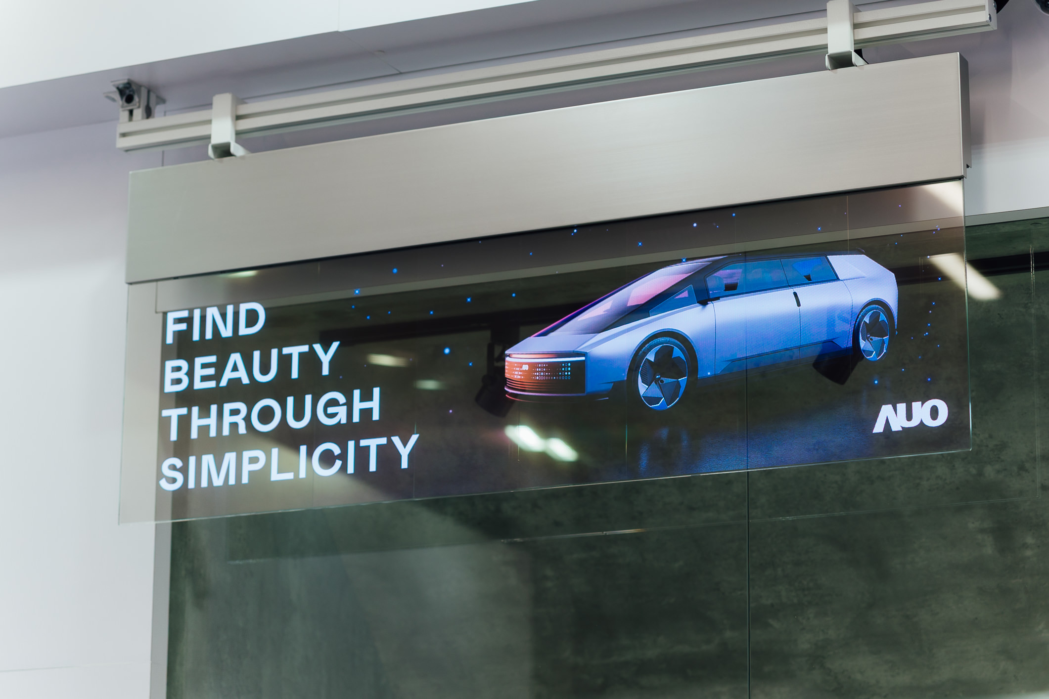 具備高亮度透明感的54吋透明Micro LED智慧看板，可無限拼接不同尺寸，營造出兼具科技感與美學的沉浸式氛圍，適用於旗艦店、展演空間等多元場域。