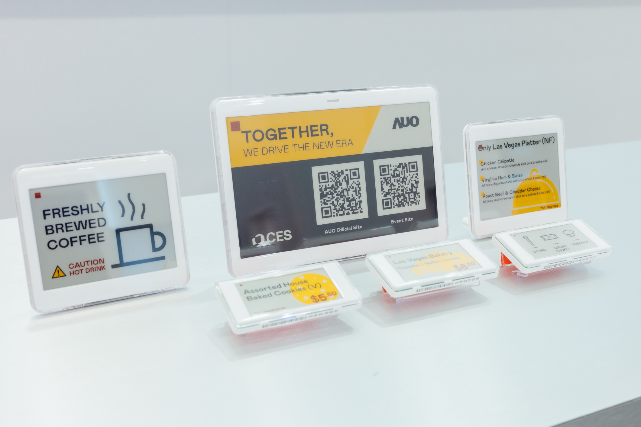 達擎開發的低功耗、全彩的aecoPost電子紙解決方案，僅在更新畫面時需要微量的電力驅動，無需佈建電線的便捷設計，使其可靈活應用、彈性選擇置放處；可搭配aecoTag電子貨架標籤解決方案，驅動商店內所有數位看板和電子貨架標籤，以遠端控制實現動態變價，提升門市人員作業效率，並以無紙化落實永續經營目標。