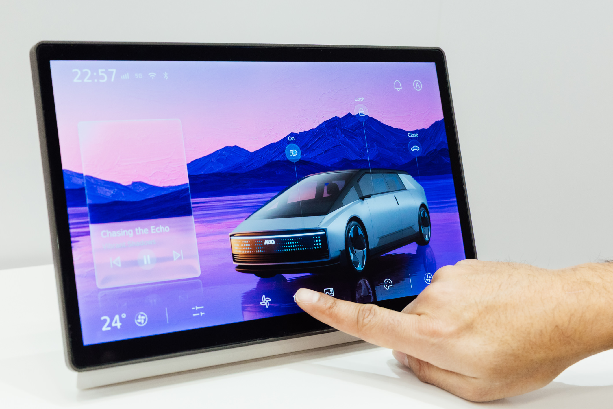 將先進抗反光技術導入於CID中控台呈現全時可視效果，並支援與座艙環境完美融合，帶來清晰且不干擾的駕駛與座艙操作體驗，兼容座艙質感與行車安全。