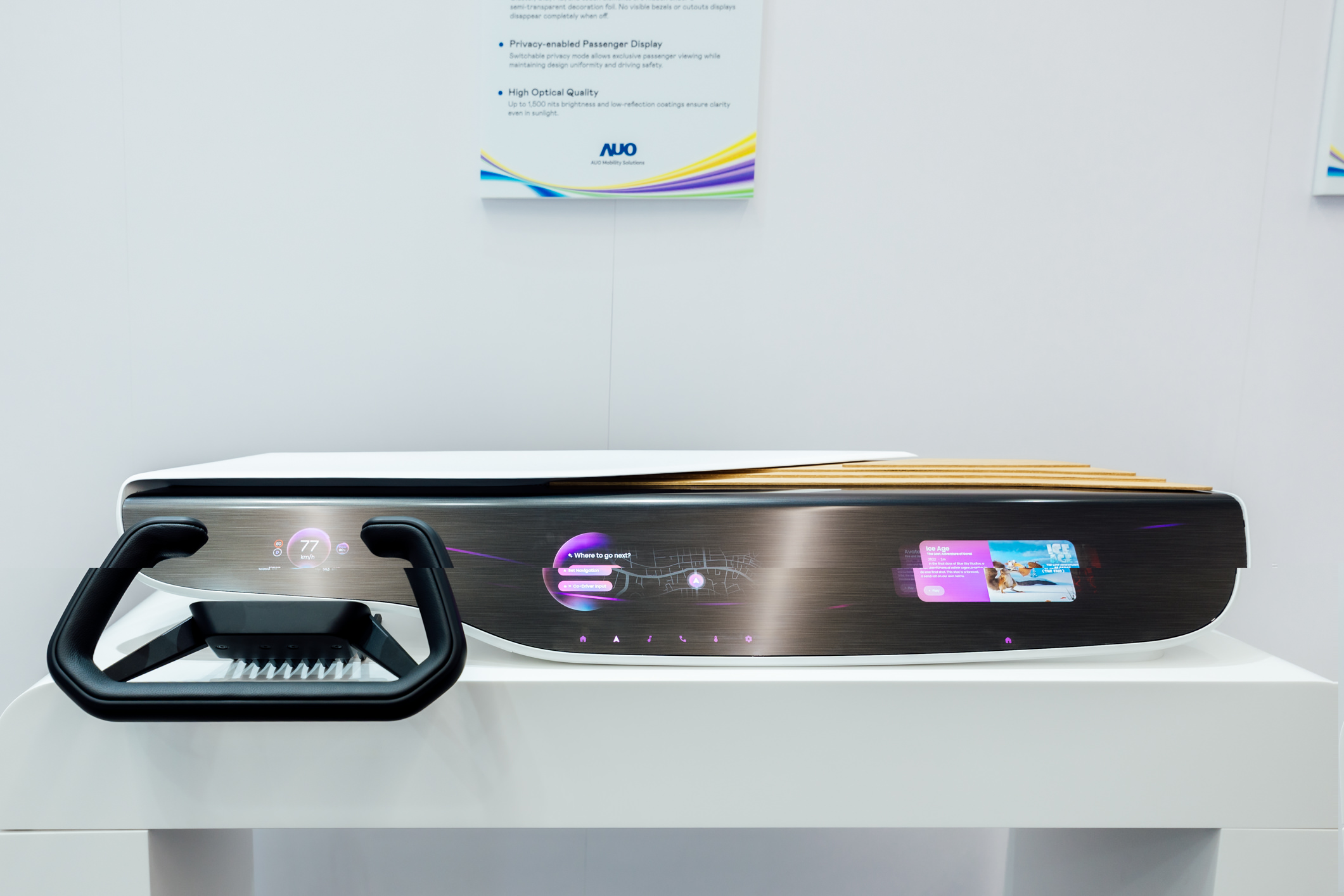 Horizon Intelligent Dash將儀表板、中控資訊顯示器及乘客資訊顯示器整合為一個無縫介面，營造端到端的一體化大尺寸顯示效果，並透過友達智慧移動所開發的網域控制器啟用AI驅動，支援訊號即時診斷與智慧空調控制。