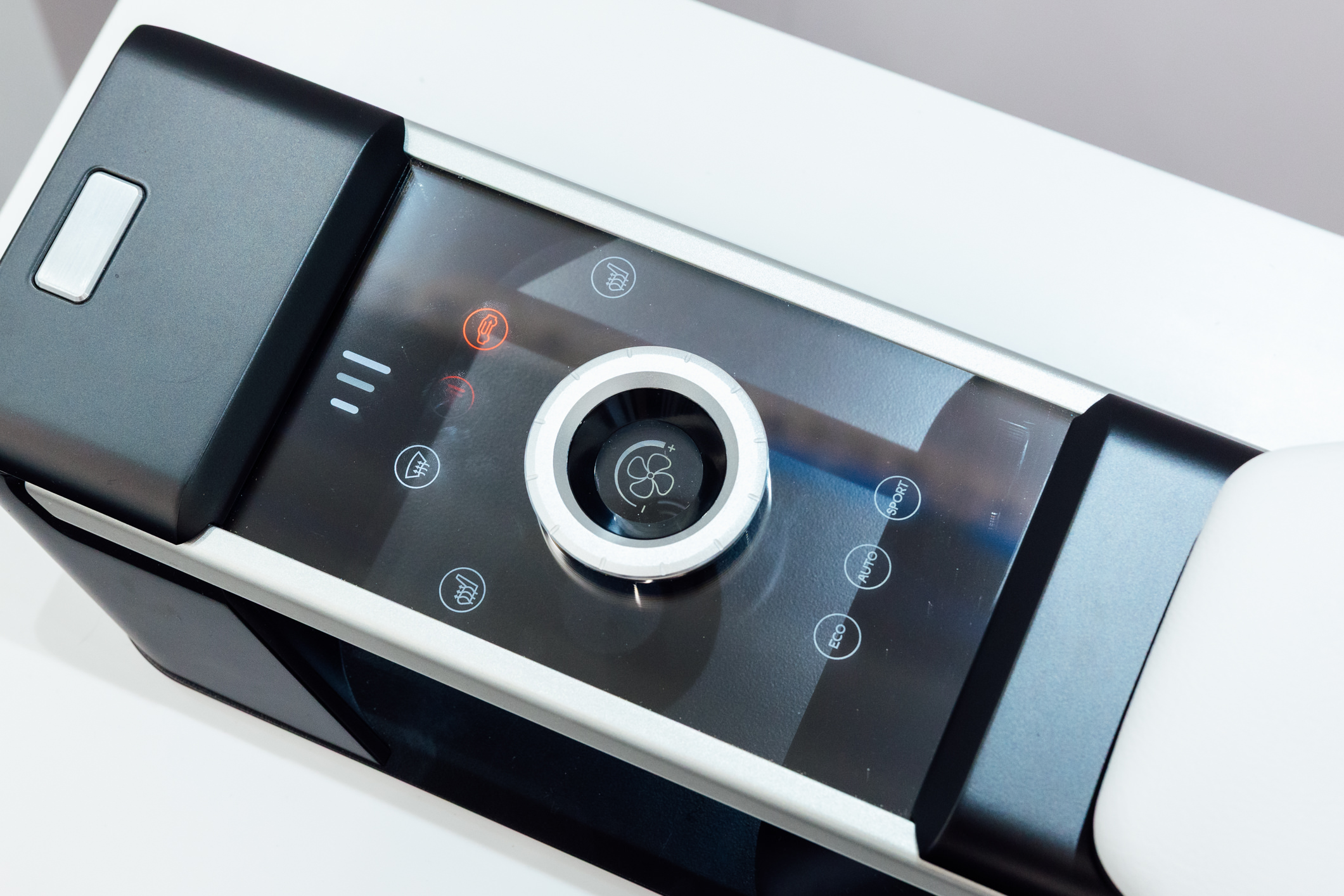 以極簡設計打造的CrystalSense Console，為中央扶手區帶來創新突破，將功能隱藏於簡約的外觀中，並採用懸浮式旋鈕搭配玻璃面板與主動觸覺回饋，僅在操作時才顯現功能選單，提供直覺且可自訂的互動體驗。